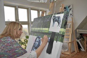 Anne Juul Christophersen igang med at male et maleri